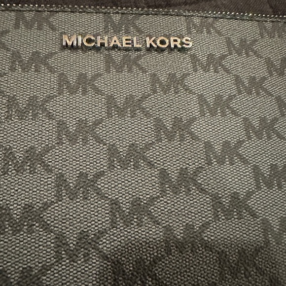 NWT Michael Kors Large Zip Clutch - Picture 4 of 9